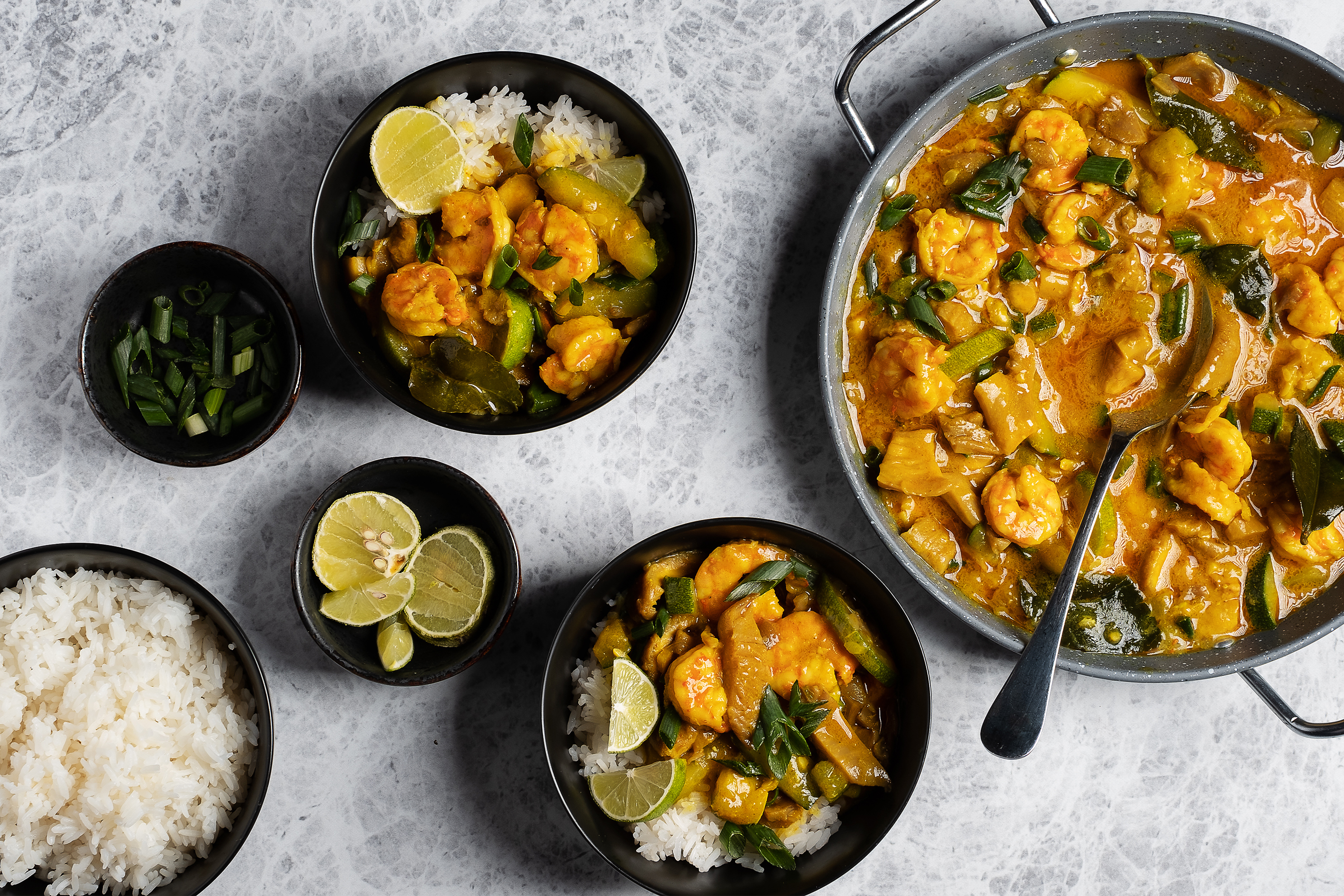 Кокосово къри със зелена тиквичка гъби кладница и скариди от Людмила Слокоски