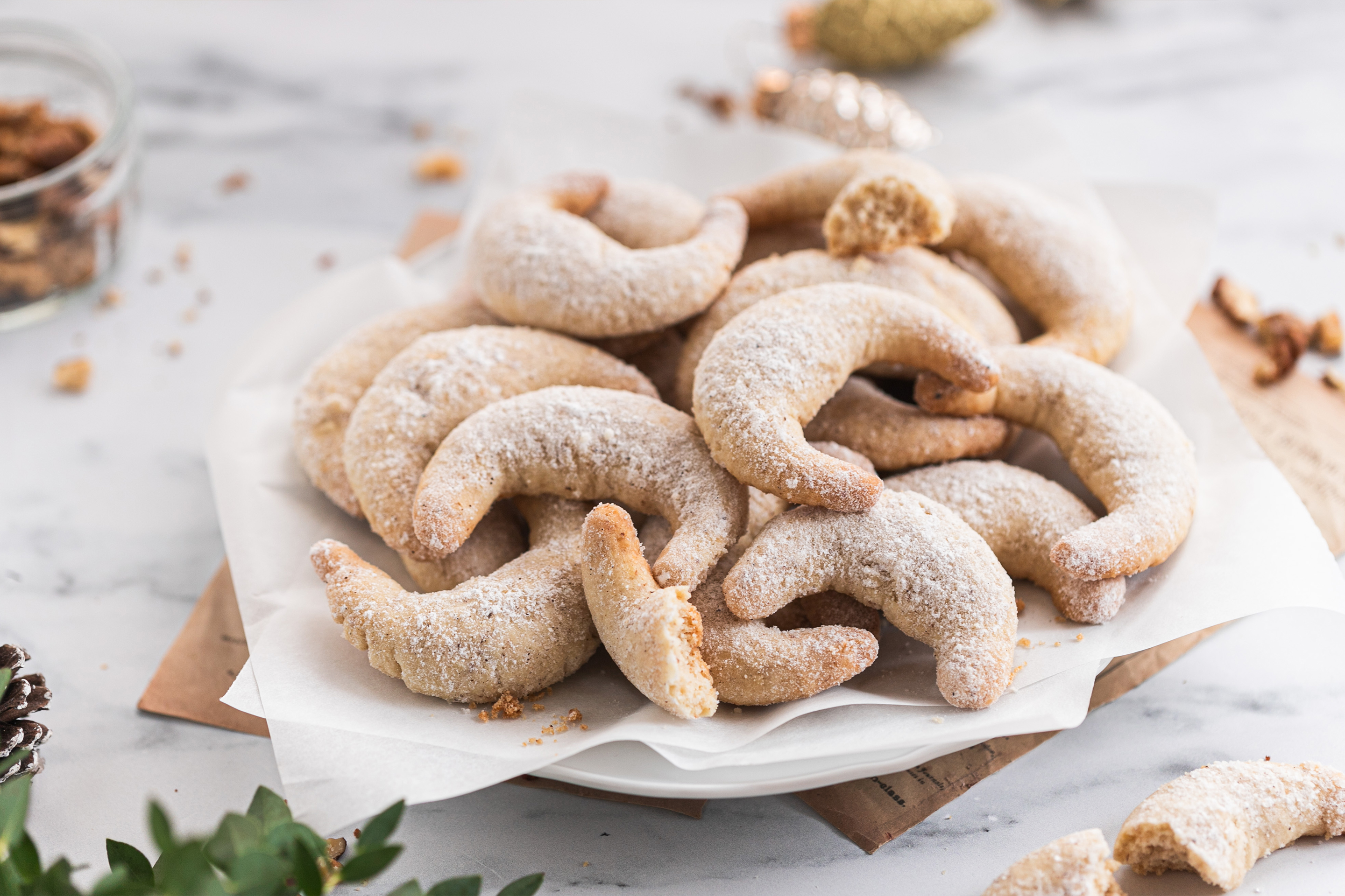 Голяма порция курабийки във форма на лунички, снимани в близък план, аранжирана със светли коледни мотиви.